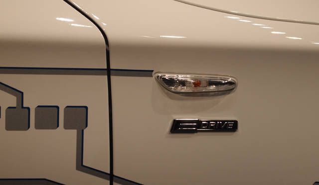 <strong>BMW ActiveE｜ビー・エム・ダブリュー アクティブ イー</strong><br />サイドにはE DRIVEと書かれたバッヂ