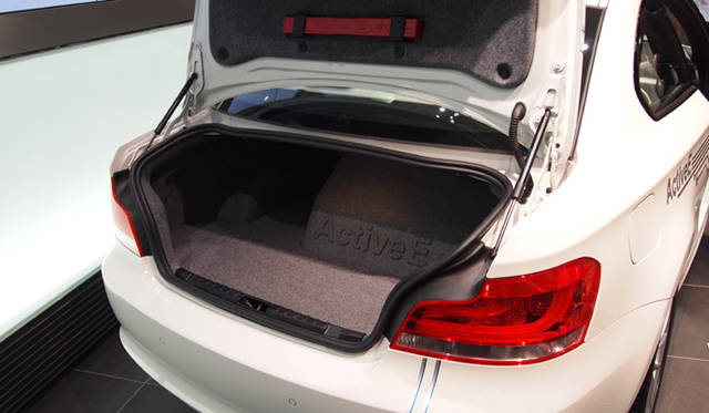 <strong>BMW ActiveE｜ビー・エム・ダブリュー アクティブ イー</strong><br />電気自動車化にともないモーター関連部品がトランクルームにまでせり出している
