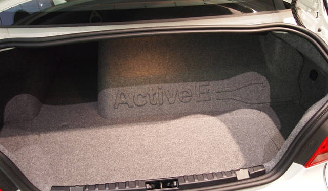 <strong>BMW ActiveE｜ビー・エム・ダブリュー アクティブ イー</strong><br />電気自動車化にともないモーター関連部品がトランクルームにまでせり出している