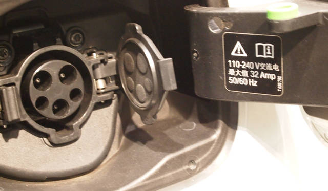 <strong>BMW ActiveE｜ビー・エム・ダブリュー アクティブ イー</strong><br />充電方式はアメリカやドイツで主流の形式になるようだ