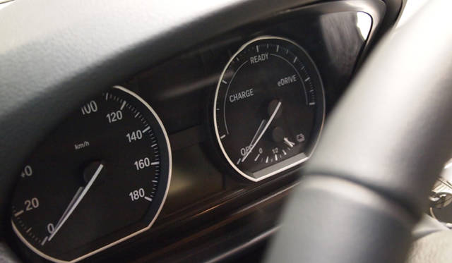 <strong>BMW ActiveE｜ビー・エム・ダブリュー アクティブ イー</strong><br />タコメーターのかわりにエネルギー消費・回生状況を表示するメーターを設置している