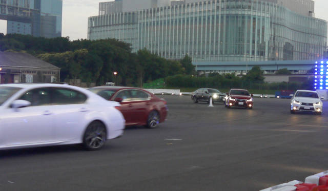 <br />トップレーシングドライバーによる同乗体験。使用車両はレクサスGS