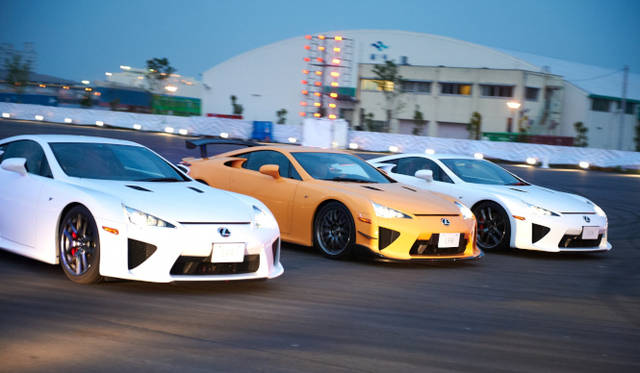 <br />レクサスLFA 3台が織りなす華麗なショー