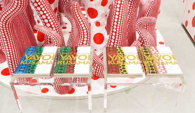 <strong>LOUIS VUITTON│ルイ・ヴィトン</strong>　コラボレーションを記念し、ファインブック「LOUIS VUITTON - YAYOI KUSAMA」(8500円)が、ドーバーストリートマーケットギンザのみで限定販売されている  © LOUIS VUITTON/Shinichi Sato
