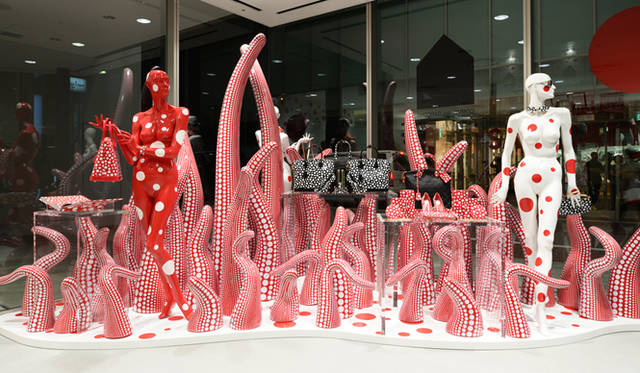 <strong>LOUIS VUITTON│ルイ・ヴィトン</strong>　「クサメスク（草間的）」と呼ばれるスタイルでルイ・ヴィトンのアイテムにあらたな息吹があたえられた　© LOUIS VUITTON/Shinichi Sato