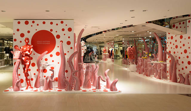 <strong>LOUIS VUITTON│ルイ・ヴィトン</strong>　「愛はとこしえ」という彼女からのメッセージが伊勢丹新宿店の店内外を包み込む　© LOUIS VUITTON/Shinichi Sato