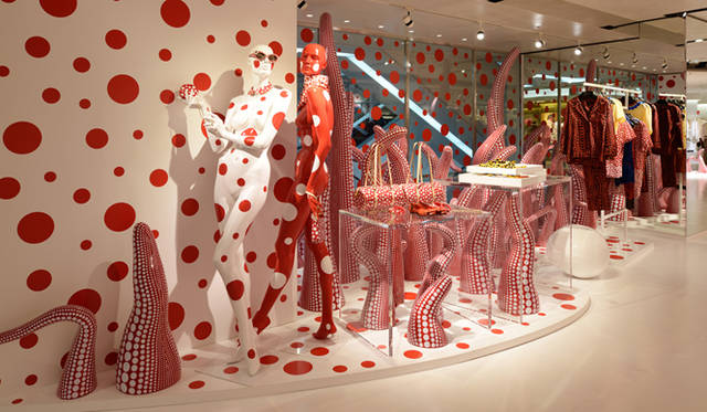 <strong>LOUIS VUITTON│ルイ・ヴィトン</strong>　あらゆるものに彼女の代表作でもある有機的なドットのパターンが登場　© LOUIS VUITTON/Shinichi Sato