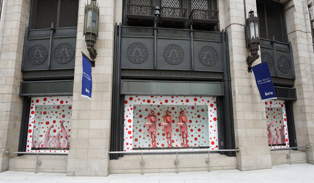 <strong>LOUIS VUITTON│ルイ・ヴィトン</strong>　伊勢丹新宿店においては、１Fの15面のウィンドウをジャックしている　© LOUIS VUITTON/Shinichi Sato