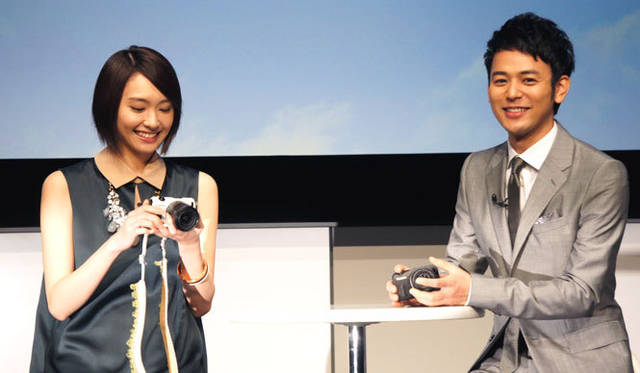 <strong>Canon｜キヤノン</strong>　7月23日の発表会にはEOS MのCMに出演する新垣結衣さんと妻夫木聡さんも登場