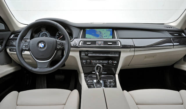 <strong>BMW 7 series｜ビー・エム・ダブリュー 7シリーズ</strong>　750i