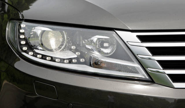 <strong>Volkswagen CC｜フォルクスワーゲン CC</strong><br />フロントはLEDのポジショニングランプとステアリング操作に連動するコーナリングライトを装備