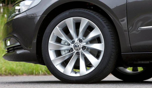 <strong>Volkswagen CC｜フォルクスワーゲン CC</strong><br />タイヤサイズはフロント リヤともに235/40R18
