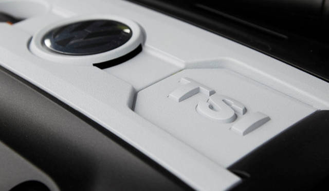 <strong>Volkswagen CC｜フォルクスワーゲン CC</strong><br />1,798cc直列4気筒直噴 インタークーラー付きターボエンジンは最高出力118kW（160ps）/4,500-6,200rpm 最大トルク250Nm（25.5kgm）/1,500-4,500rpmを発生する