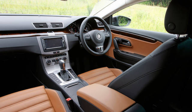 <strong>Volkswagen CC｜フォルクスワーゲン CC</strong><br />写真のクルマはトリュフ＆チタンブラックのインテリア