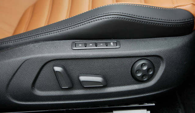 <strong>Volkswagen CC｜フォルクスワーゲン CC</strong><br />助手席と運転席には8ウェイの電動アジャスト機能付きナパレザーシート 