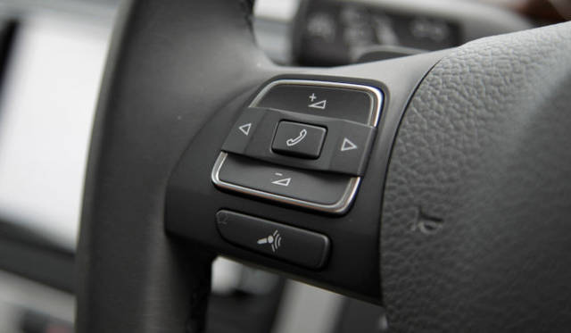 <strong>Volkswagen CC｜フォルクスワーゲン CC</strong><br />マルチファンクションステアリングホイール オーディオやサポート機能の設定ができる