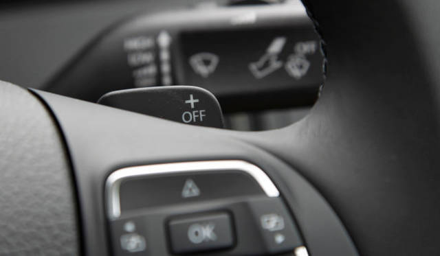 <strong>Volkswagen CC｜フォルクスワーゲン CC</strong><br />ステアリングホイールにはパドルシフトがつく