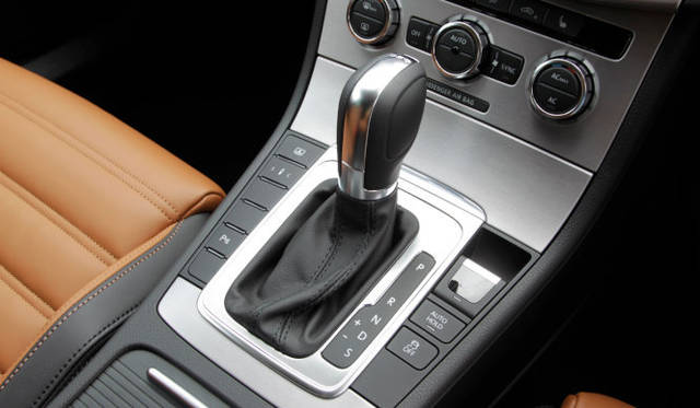 <strong>Volkswagen CC｜フォルクスワーゲン CC</strong><br />トランスミッションは7段デュアルクラッチトランスミッションのDSG 通常のDのほか より高回転までエンジンを回すS マニュアルモードと選択できる