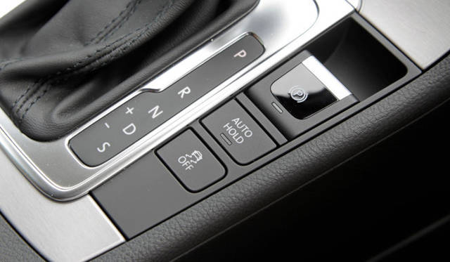 <strong>Volkswagen CC｜フォルクスワーゲン CC</strong><br />坂道での不意の後退や前進をふせぐオートホールド機能つき