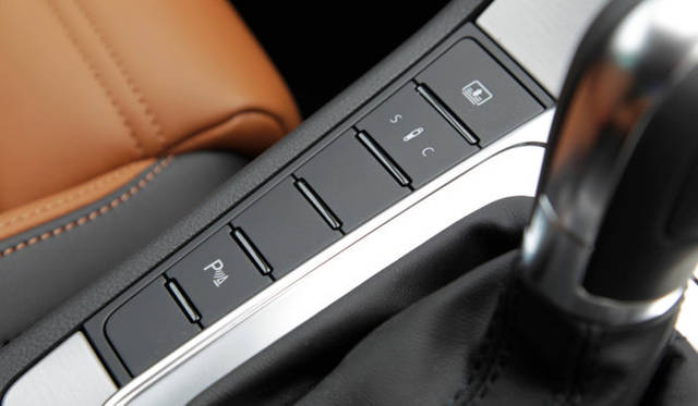 <strong>Volkswagen CC｜フォルクスワーゲン CC</strong><br />電動サンブラインドの操作スイッチのほか アダプティブシャシーコントロール「DCC」の操作スイッチがならぶ