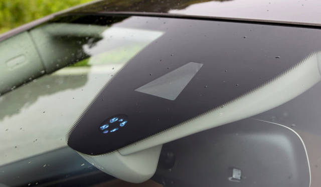 <strong>Volkswagen CC｜フォルクスワーゲン CC</strong><br />テクノロジーパッケージ設定時 車線を認識するカメラ