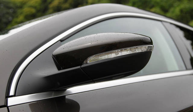 <strong>Volkswagen CC｜フォルクスワーゲン CC</strong><br />夜間にはドアミラー下のランプが一定時間点灯する またテクノロジーパッケージ設定時は斜め後方からの車両の接近を知らせる「Side Assist Plus」の警告灯を装着する