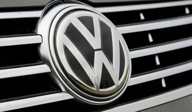 <strong>Volkswagen CC｜フォルクスワーゲン CC</strong><br />VWマークの内部には 前方車両や障害物を認識し 衝突を回避 軽減するプリクラッシュブレーキシステム「Front Assist」や全車速追従機能付アダプティブクルーズコントロール用のレーダーを装備する