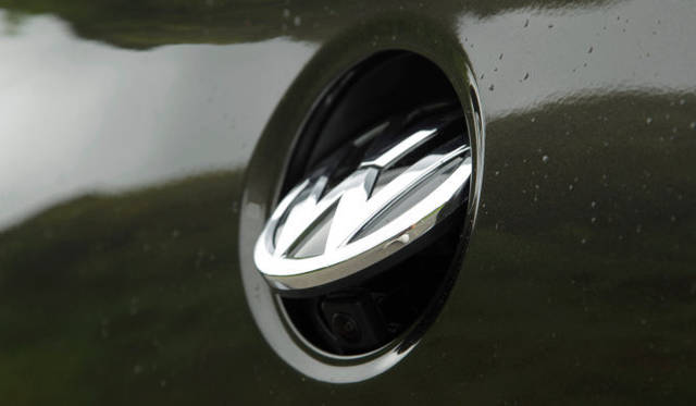 <strong>Volkswagen CC｜フォルクスワーゲン CC</strong><br />リヤビューカメラを内蔵するVWエンブレムは トランクの開閉レバーを兼ねる