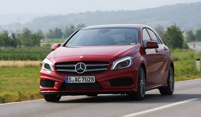 <strong>Mercedes-Benz A250 BlueEFFICIENCY｜メルセデス・ベンツ A250 ブルーエフィシエンシー</strong>　<br />スタイルライン アーバンライン AMGスポーツと3つのラインをもつ新型Aクラス 写真のA250はAMGスポーツを設定しており 小さなフィン状のパーツが車体下部に追加されている