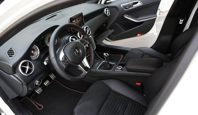 <strong>Mercedes-Benz A Class｜メルセデス・ベンツ A クラス</strong><br />写真はマニュアル・トランスミッション車