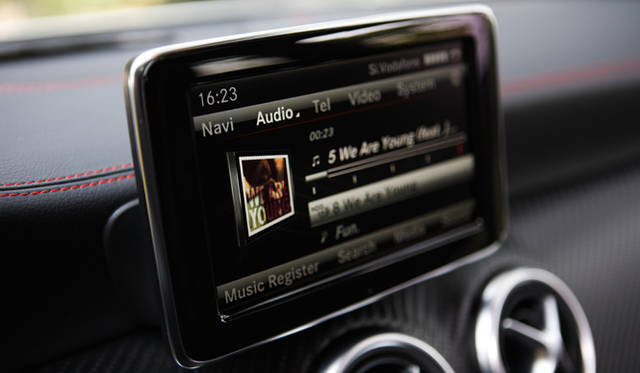 <strong>Mercedes-Benz A Class｜メルセデス・ベンツ A クラス</strong><br />スマートフォンを立てかけたようなモニターパネル