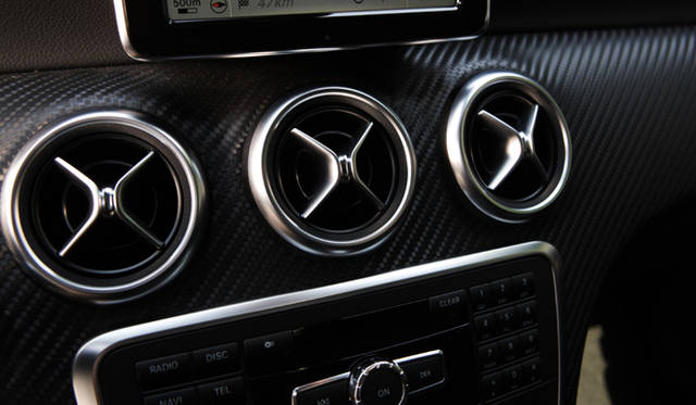 <strong>Mercedes-Benz A Class｜メルセデス・ベンツ A クラス</strong><br />中央の3連エアベント