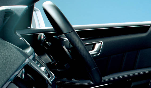 <strong>Mercedes-Benz E300 BlueEFFICIENCY AVANTGARDE Limited<br />Mercedes-Benz E350 BlueTEC AVANTGARDE Limited <br />メルセデス・ベンツE300 ブルーエフィシェンシー アバンギャルド リミテッド<br />メルセデス・ベンツE350 ブルーテック アバンギャルド リミテッド</strong> 