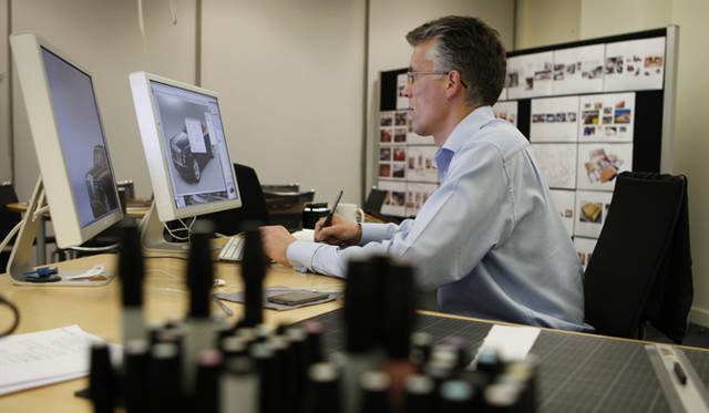 <strong>ROLLS-ROYCE｜ロールス・ロイス</strong><br />ビスポークデザインスタジオで、CGを使ったデザイン作業がおこなわれる。 