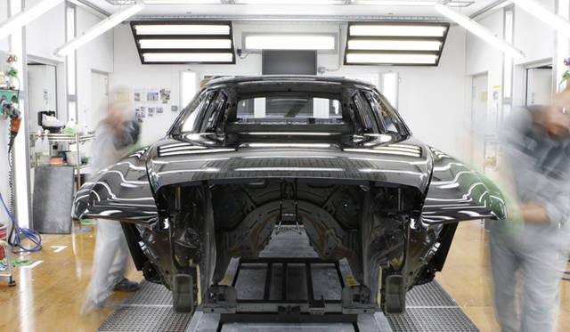 <strong>ROLLS-ROYCE｜ロールス・ロイス</strong><br />ペイントショップでは、100名が2シフト制で働いている。基本作業は機械がおこなうものの、やすりがけや磨きなどのフィニッシングは、やはり人間の感覚が必要となる。