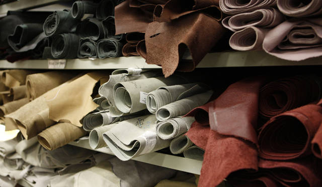 <strong>ROLLS-ROYCE｜ロールス・ロイス</strong><br />ファントム1台につき、約牛11頭分のレザーを使用。シートを仕上げるのに5人がかりだという。