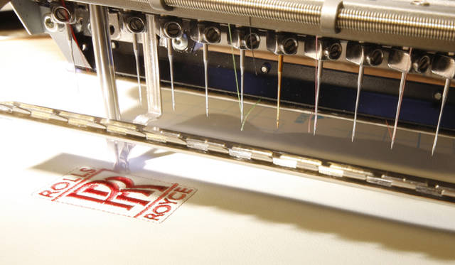 <strong>ROLLS-ROYCE｜ロールス・ロイス</strong><br />ヘッドレストに刺繍を入れるのは欧米では比較的ポピュラーなこと。これもレザーショップで作業がおこなわれる。