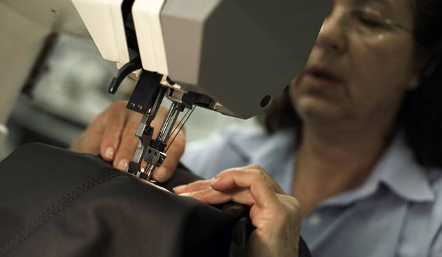 <strong>ROLLS-ROYCE｜ロールス・ロイス</strong><br />レザーショップは100名を擁し、裁断、くるみ（芯になる合成樹脂の部品を革でくるむこと）、裁縫など、多くの専門職人がかかわっている。