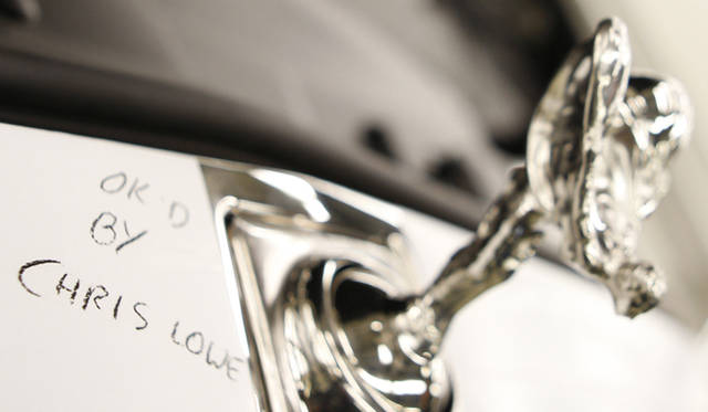 <strong>ROLLS-ROYCE｜ロールス・ロイス</strong><br />「スピリッツ・オブ・エクスタシー」の脇には、「OK」の文字と担当者のサインが記されている。