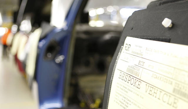 <strong>ROLLS-ROYCE｜ロールス・ロイス</strong><br />「BESPOKE VHEHICLE」の文字が誇らしげに輝く「ファントム」の生産ライン