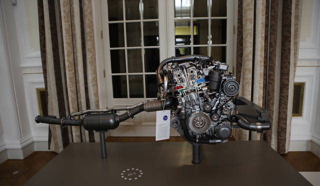 <strong>Mercedes-Benz A-class｜メルセデス・ベンツ Aクラス</strong><br />試乗会場に展示されていた直列4気筒ディーゼルエンジンのカットモデル