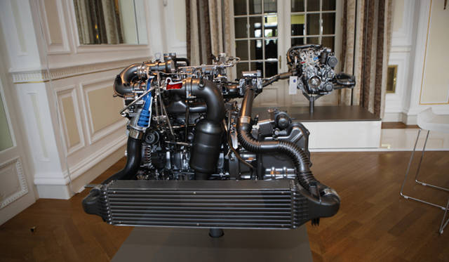 <strong>Mercedes-Benz A-class｜メルセデス・ベンツ Aクラス</strong><br />試乗会場に展示されていた直列4気筒ディーゼルエンジンのカットモデル