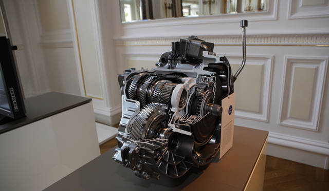 <strong>Mercedes-Benz A-class｜メルセデス・ベンツ Aクラス</strong><br />試乗会場に展示されていたトランスミッション（7G-DCT）のカットモデル