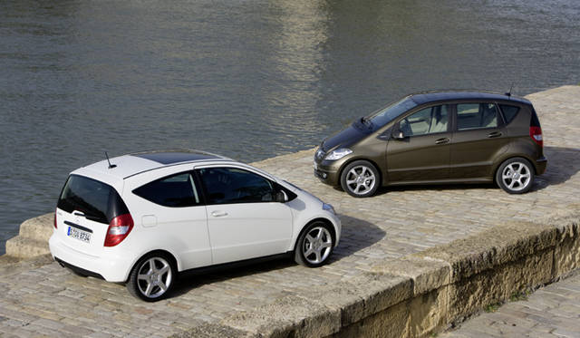 <strong>Mercedes-Benz A-class｜メルセデス・ベンツ Aクラス</strong><br />先代（W169型）のAクラス。手前が2ドア、奥が4ドアのモデル