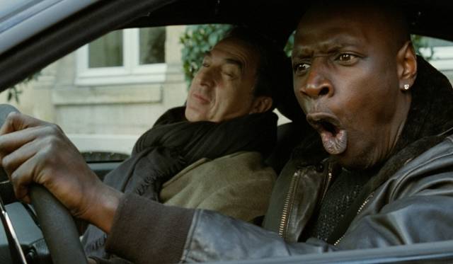 <strong>MOVIE｜最強のふたり</strong>　自信過剰で乱暴でありながら、慈悲の心をもった無職の黒人青年ドリスには、人気コメディアンとして知られるオマール・シーが、底抜けに明るくチャーミングに演じている