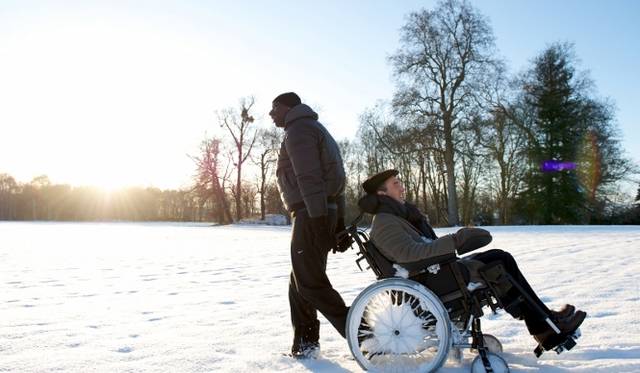 <strong>MOVIE｜最強のふたり</strong>　相容れないふたりだが、ともに偽善を憎み、本音で生きようとする姿勢は同じ。いつしか互いを受け入れはじめたふたりの生活は、ワクワクする冒険に変わり、ユーモアにあふれた最強の友情が生まれてゆく