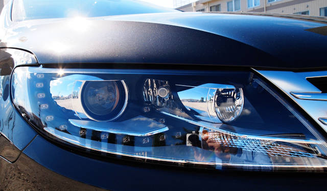<strong>Volkswagen CC｜フォルクスワーゲン CC</strong><br />こちらを向いているライトがコーナリングライトだ