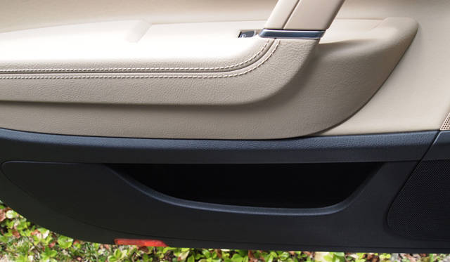 <strong>Volkswagen CC｜フォルクスワーゲン CC</strong><br />ドアポケットがあるのはフロントのみ