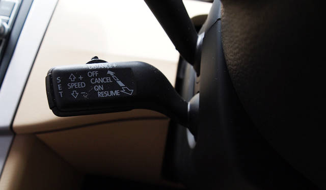 <strong>Volkswagen CC｜フォルクスワーゲン CC</strong><br />クルーズコントロール機能はこのレバーで操作する