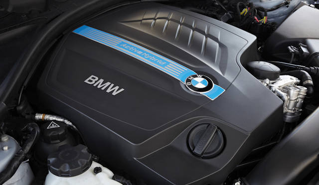 <strong>BMW Active Hybrid 3｜ビー・エム・ダブリューアクティブハイブリッド 3</strong>　エンジンカバーは専用品